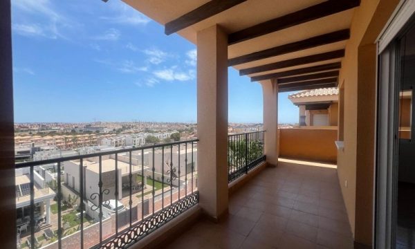 Amplio Atico con Piscina y Gran Terraza con Vistas al Mar en Orihuela Costa
