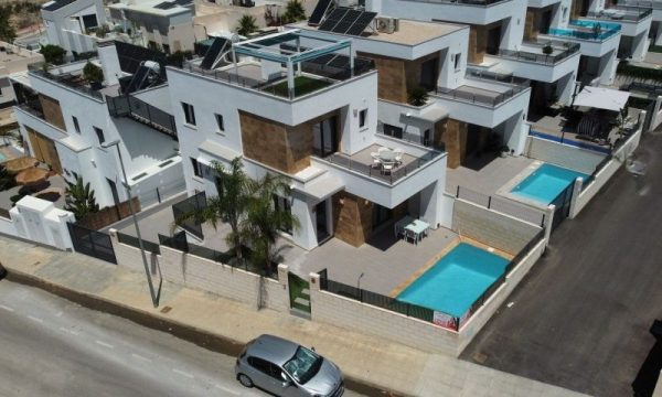CHALET DE LUJO SEMI NUEVO EN BENIJÓFAR.